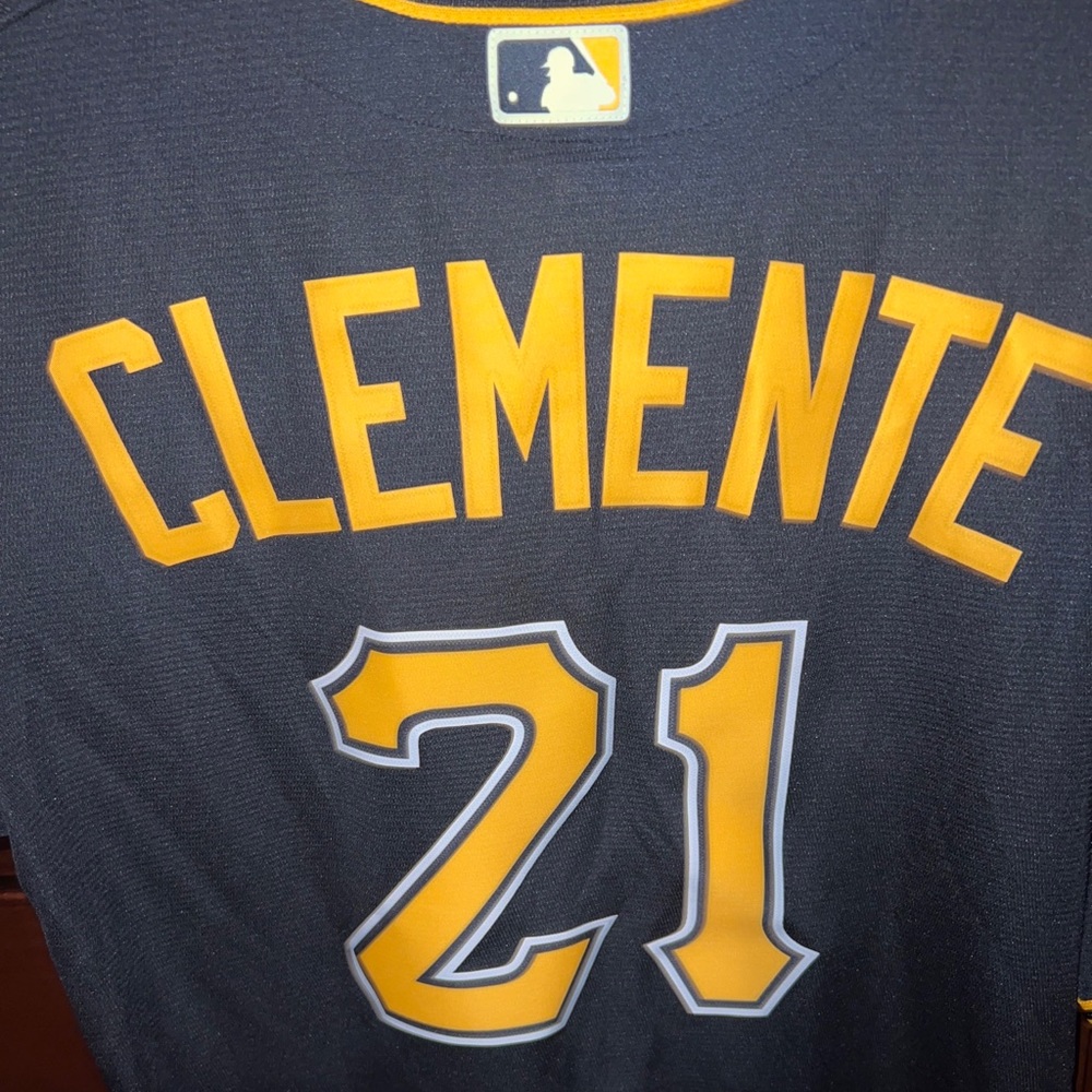Men’s Medium Roberto Clemente Nike Dri-Fit Jersey